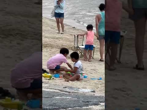 Anay playing with Vihana’s at Pasir Ris beach 230812