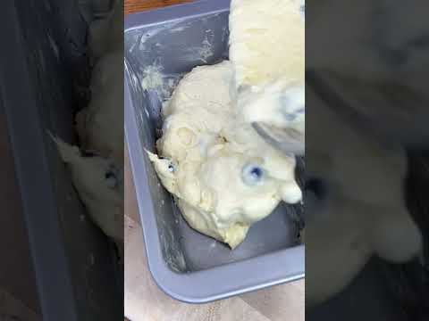 What is the best way to prepare a blueberry cake? 🫐