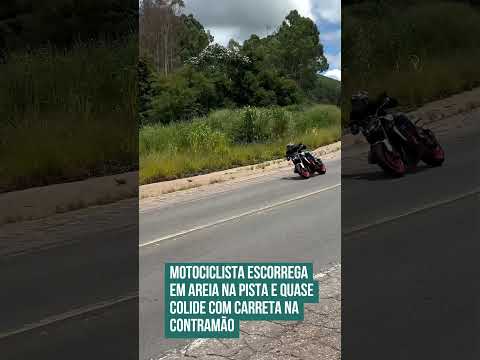 Motociclista escorrega em areia na pista e quase colide com carreta na contramão! 🫢🏍️