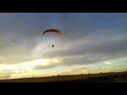 Voo paratrike Duplo com Jonatan Pouso com turbulência Uberlândia MG