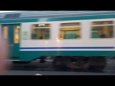 IL TRENO REGIONALE TRANSITA AL PASSAGGIO A LIVELLO DI PIETRA LIGURE