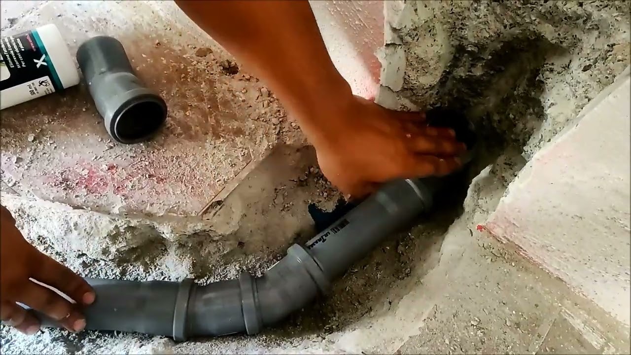 assemblaggio tubo scarico grigio con guarnizione   fognatura