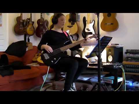 Coline - Basse et chant - Tu me regardes