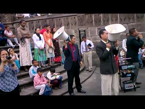 En un poderoso aire libre en la plaza grande de Quito Centro del Movimiento Misionero Mundial