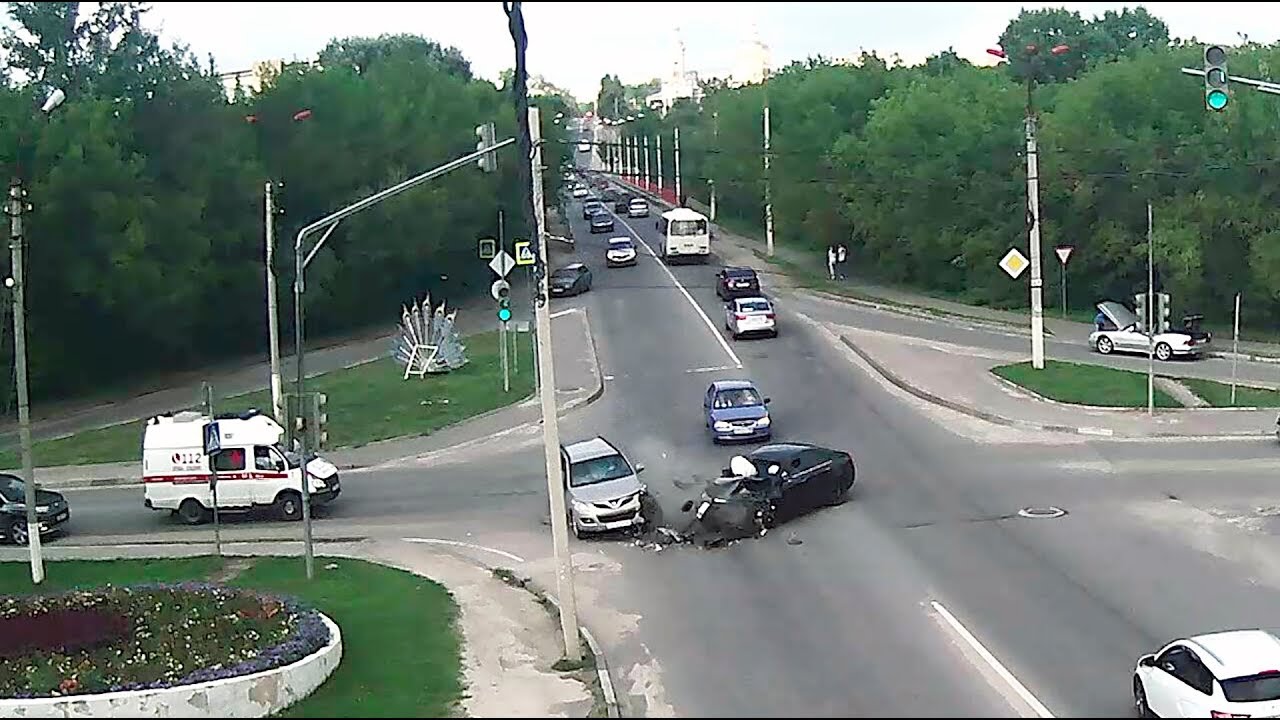 Жестко стукнулись два китайских автомобиля на перекрёстке в Серпухове
