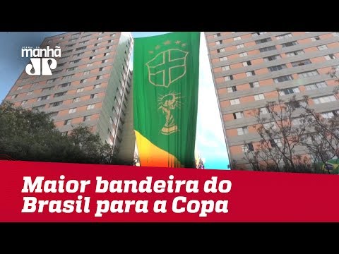 Maior bandeira do Brasil feita para a Copa está no bairro da Freguesia do Ó, zona norte de SP