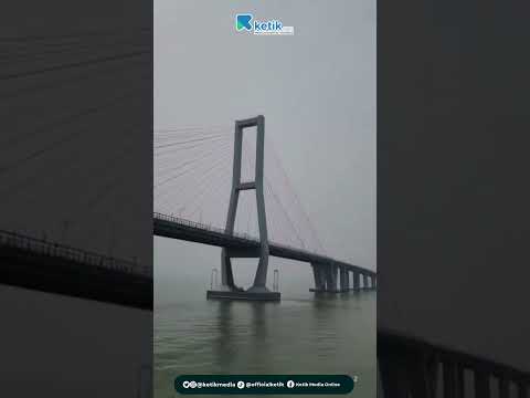 Detik-detik Kapal Melintasi Jembatan Suramadu