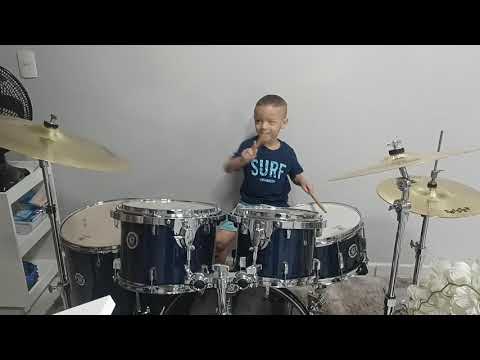 João Guilherme dando os primeiros passos na bateria.