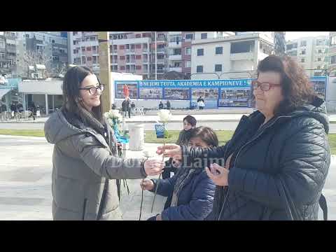 Dita e Shen Valentinit, ekipi i kandidatit Luan Hoti iu dhuron trëndafila të bardhë qytetareve