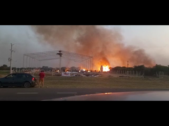 Peligroso incendio afectó planta de gas en Bovril (El once)