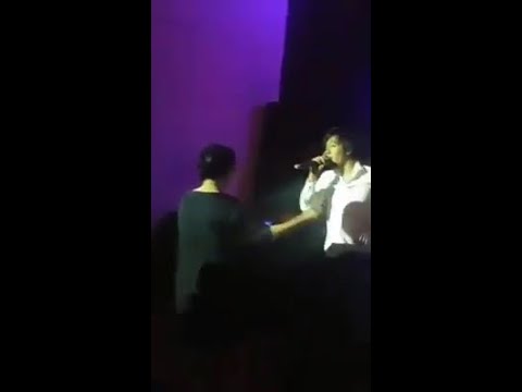 Dimash is dancing with the spectator | Димаш танцует со зрительницей под 'Коркемым' | 迪玛希
