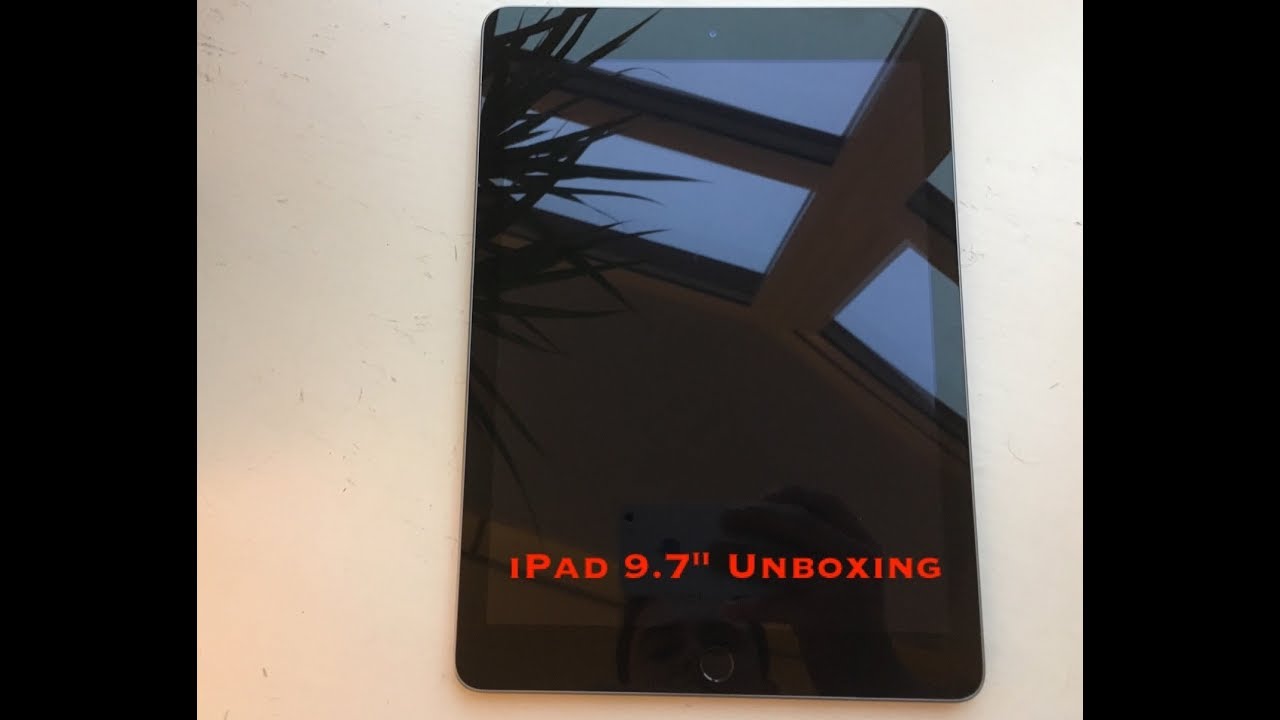 Apple 9.7’’ iPad Unboxing