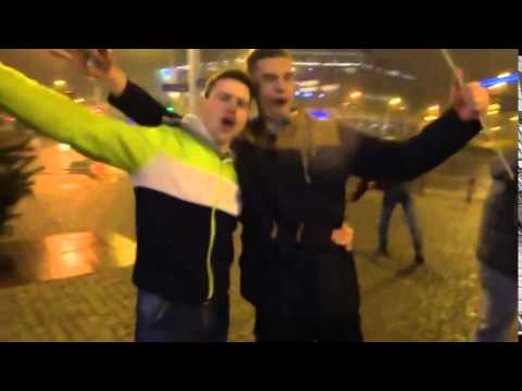 Koleś odpala rakiete z buzi 