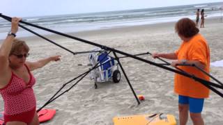 Busted! Two women caught stealing a canopy on the beach, then attack!