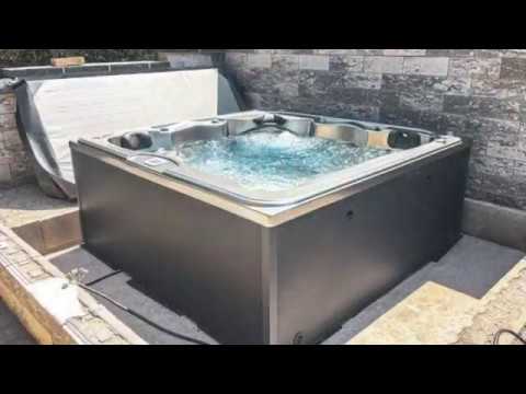 Der Außenwhirlpool Mauritius ist 220x220 cm groß und wurde aus einem sehr speziellem Acryl in Edelstahloptik und in Kombination mit einer Anthrazit Außenverkleidung direkt für unseren Kunden angefertigt.