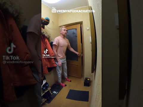 Clown erschreckt Mensch