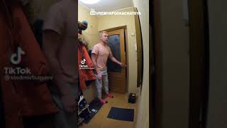 Clown erschreckt Mensch