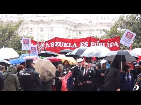 Protestas en la inauguración del World Opera Forum.