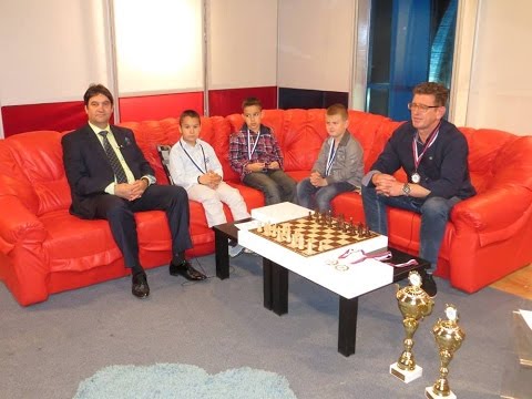 Šahovski trener Dejan Živić i njegovi mladi šampioni