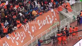 Gangwon FC players celebrating victory with fans, commemorative photo taken 20231202 K-League