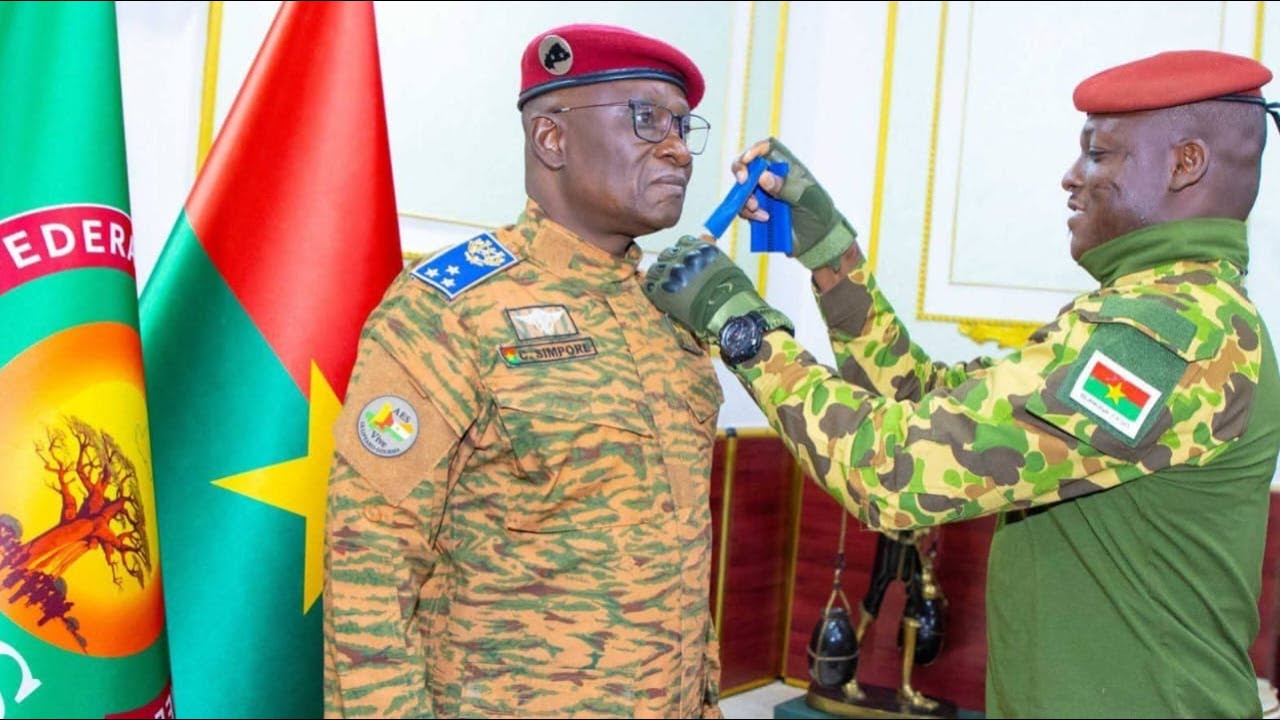 Forces armées nationales : Le nouveau  général de division Célestin Simporé reçoit ses étoiles