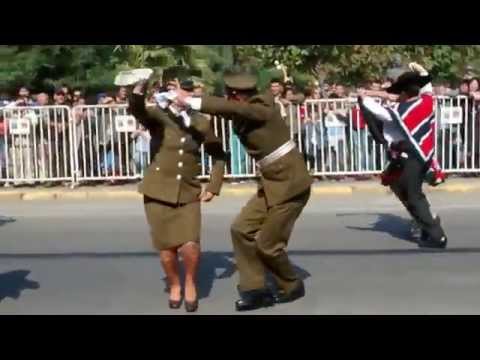Carabineros bailan cueca en San Carlos