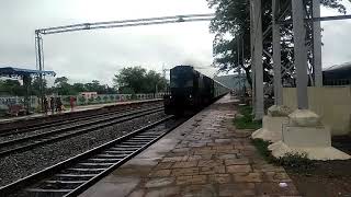 preview picture of video 'Superfast train || through to majhgawan  railway station'