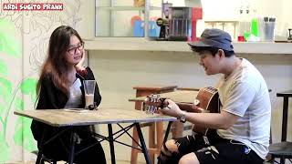 Download lagu PENGAMEN JALANAN MEMBUAT WANITA INI TERHARU LEWAT LAGU 😍 mp3