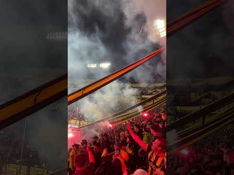 "Hinchada de Peñarol vs torque" Barra: Barra Amsterdam &bull; Club: Peñarol