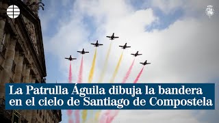 La Patrulla Águila dibuja la bandera española en el cielo durante la visita de los Reyes a Santiago