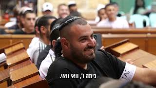 כשגירשו אותי מהמגרש בכיתה א' - זה מה שעשיתי 😃 הרב שניר גואטה בסיפור מבית הספר - עם כתוביות בעברית (הרב שניר גואטה) - התמונה מוצגת ישירות מתוך אתר האינטרנט יוטיוב. זכויות היוצרים בתמונה שייכות ליוצרה. קישור קרדיט למקור התוכן נמצא בתוך דף הסרטון