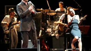 Bari - Elegante e raffinata l'esplosiva vocalità di Mario Biondi.mpg