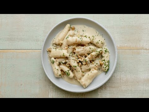 Kids' Cooking - How To Make Gorgonzola & Walnut Pasta Sauce with Eloise & Roberta