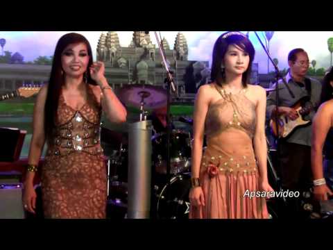 Thoung is singing a classic Sin Sisamuot song "Oan Sa-at Nas"