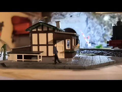 Modellbahn TT bewegter Schrankenwärter mit Servoantrieb