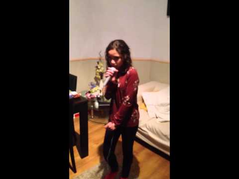 Gabi cantando game over