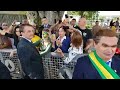 Bolsonaro vai com humorista para a porta do Palácio da Alvorada