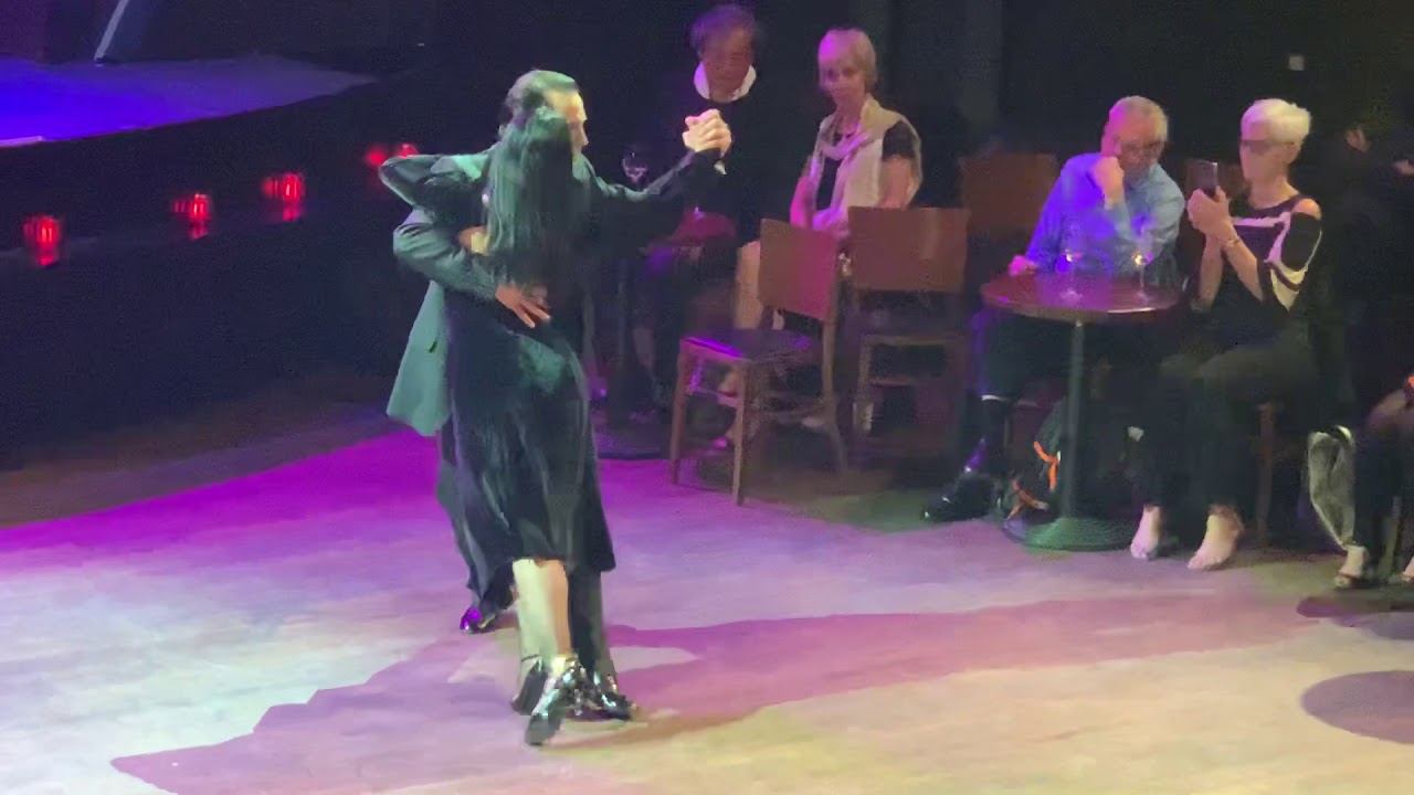 Ezequiel Paludi y Geraldin Rojas bailan un Tango „La cumparsita“