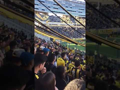 "Hinchada de Peñarol vs. Fénix en el Estadio Campeón del Siglo." Barra: Barra Amsterdam • Club: Peñarol
