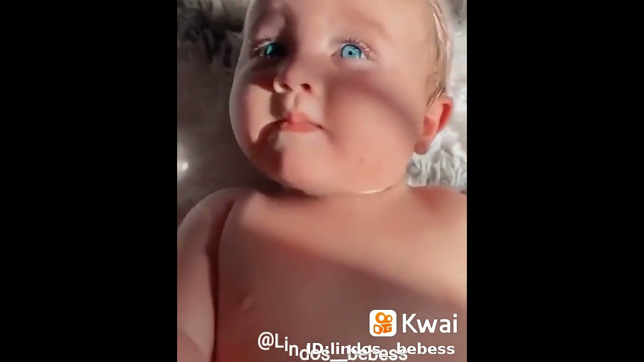 bebês olhos azuis