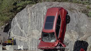 וולוו מרסקת מכונית ממנוף כדי לבדוק את מערכות הבטיחות