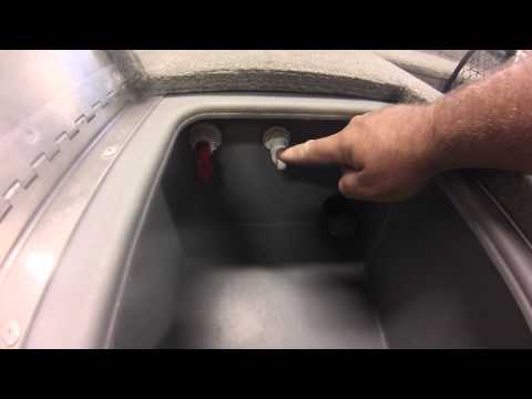 How to use the Live Well/Bait Well on the 2013 Tracker V-16 Pro.