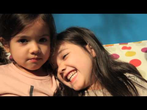 Watch video Síndrome de Down: chicos y chicas jugando juntos