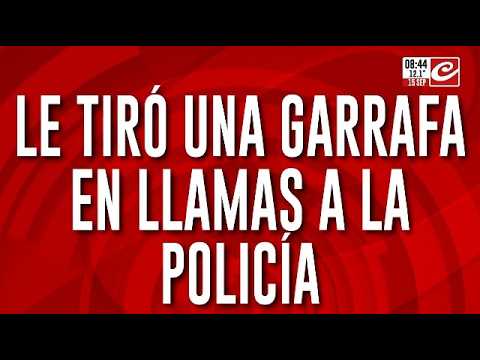 Delincuente atacó a efectivos policiales... ¡con una garrafa prendida fuego!