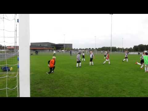 DOB D1 reding van Job na schot op goal van Forza Almere D4