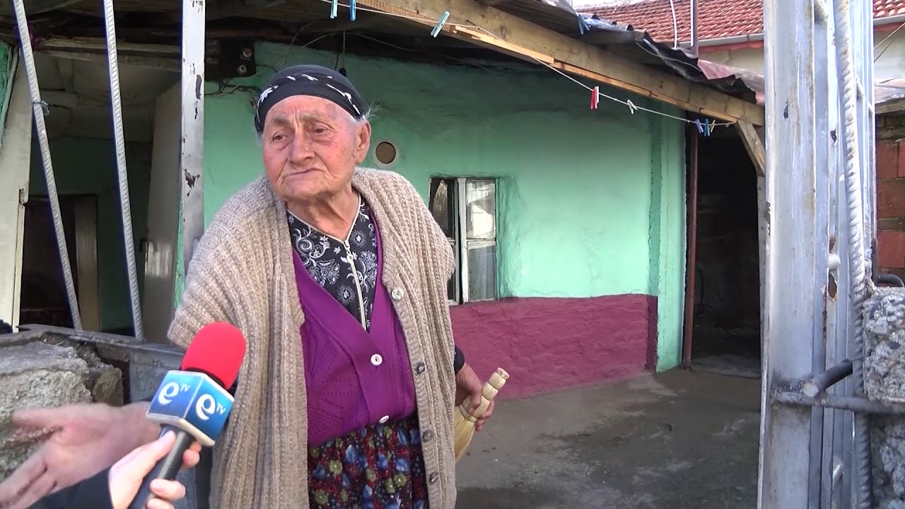 Електрически стълб в двор на къща в хасковския квартал "Възраждане"