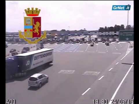 TIR fa inversione di marcia in autostrada: la Polizia ritira la patente del conducente