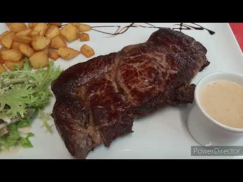 Recette de Cuisine L'Entrecôte Sauce Roquefort, Pommes de terre sautées et Salade verte