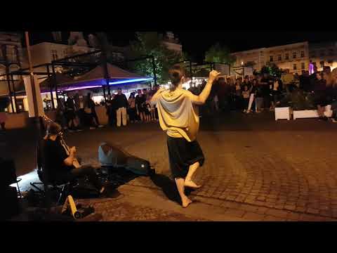 BuskerBus 2020: Mariusz Goli (live music) and Hayatonnu... (dance)