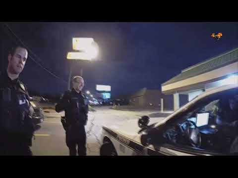 Här stjäl kvinnan polisbilen och försvinner i 150 km/h